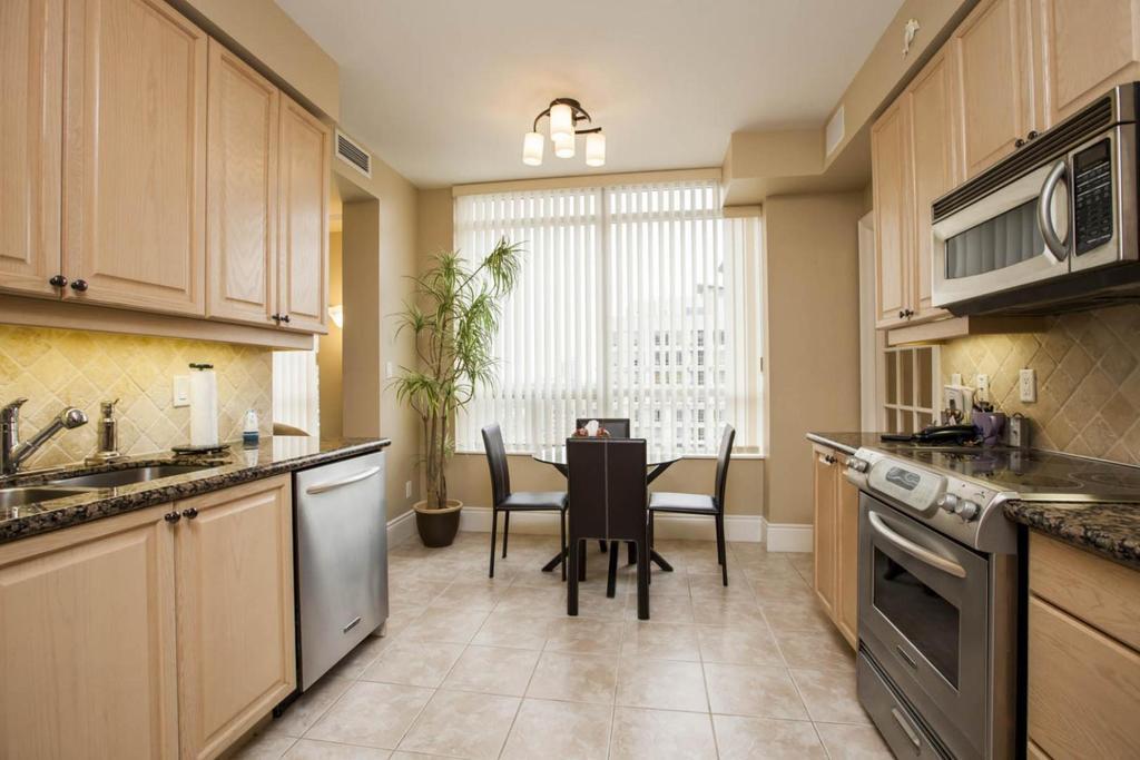 Napa Furnished Rental Apartments Square One Миссиссага Номер фото