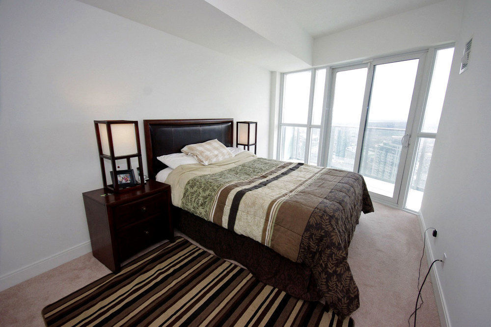 Napa Furnished Rental Apartments Square One Миссиссага Экстерьер фото